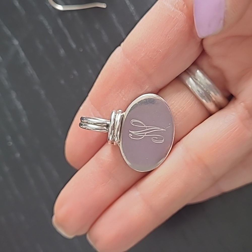 Initial pendant "N"